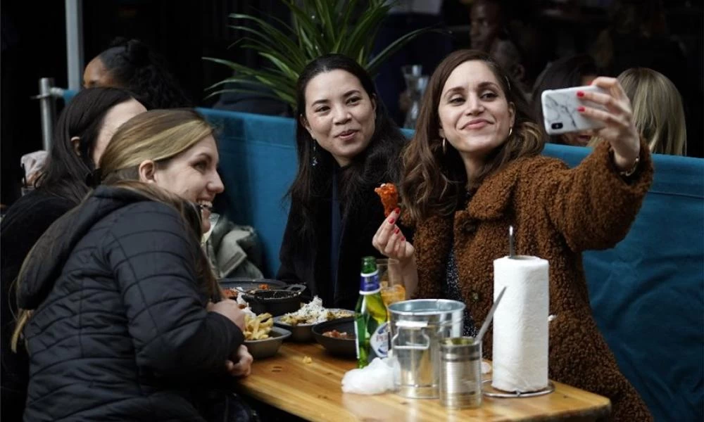 Βρετανία: «Τραπεζάκια έξω» και στιγμές ανεμελιάς για τους Λονδρέζους